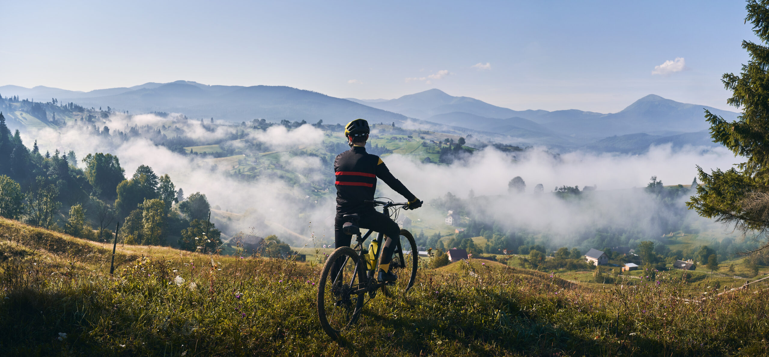 Mountainbiker geniesst Ausblick