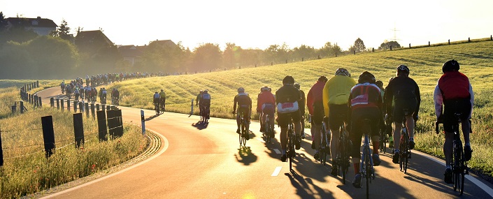 Hessen Radsport Gruppe fährt einen sonnigen Berg hinauf
